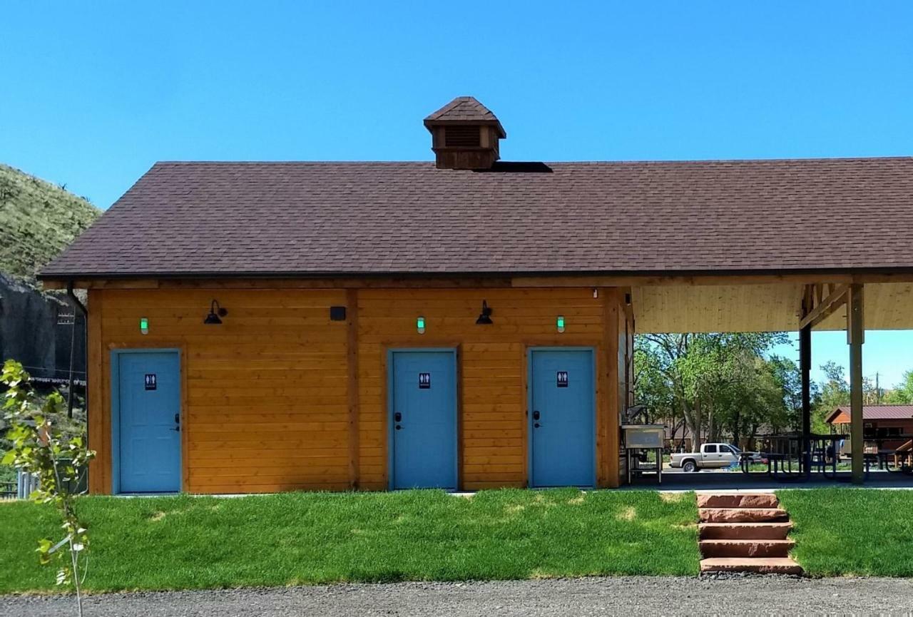 Готель Castle Gate Rv Park Helper Екстер'єр фото