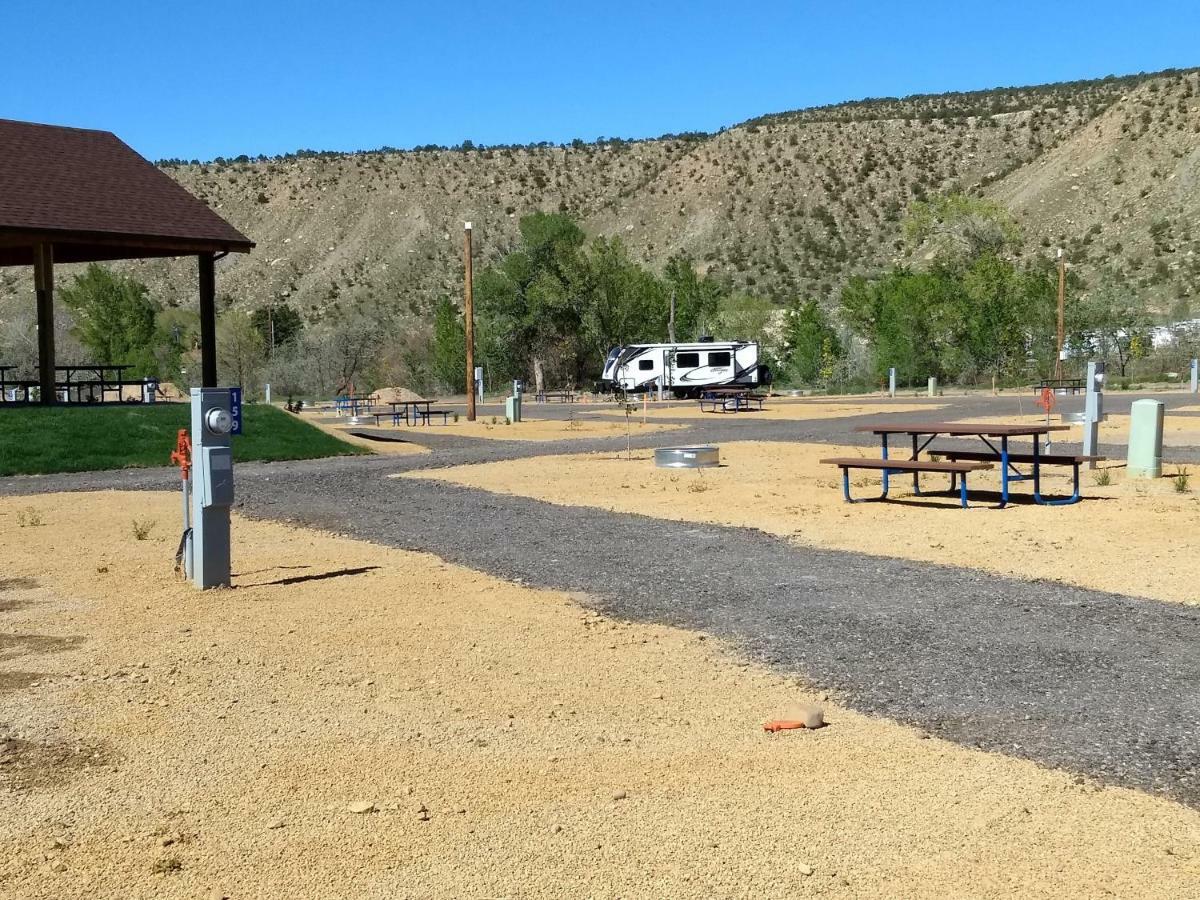 Готель Castle Gate Rv Park Helper Екстер'єр фото